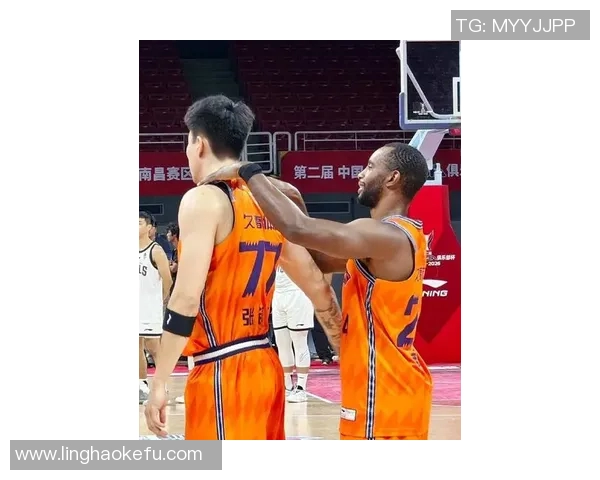 弗格正式加盟上海队新赛季与张镇麟携手再战篮球赛场