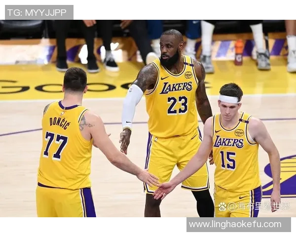 湖人训练场景曝光斯玛特紧逼八村里夫斯全力防守展现团队默契