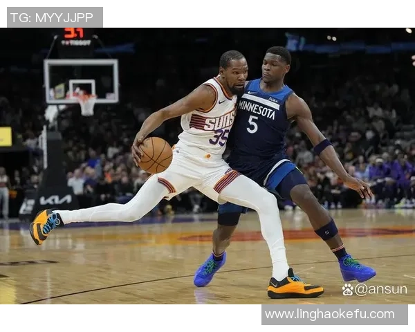 爱德华兹首节火力全开9投6中砍下14分2板3助与东契奇展开激烈对决