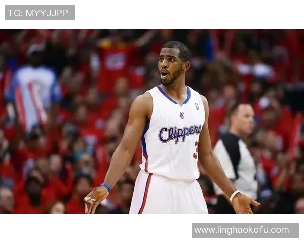 小吧观赛快船对阵鹈鹕主场赠送保罗快船10时期球衣给每位球迷