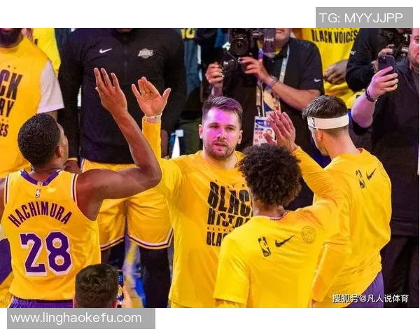 詹姆斯重返赛场展现实力与东契奇小里组合默契无间的精彩表现 詹姆斯重返赛场展现实力与东契奇小里组合默契无间的精彩表现